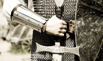 Soldado com espada e escudo