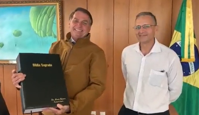 Jair Bolsonaro segurando Bíblia