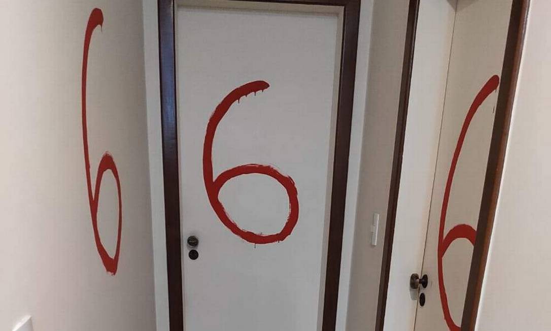Guilherme pintou 666 nas portas