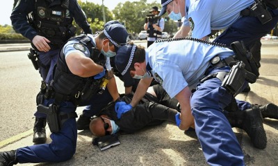 A polícia prende um homem durante um protesto anti-lockdown em Sydney, Austrália