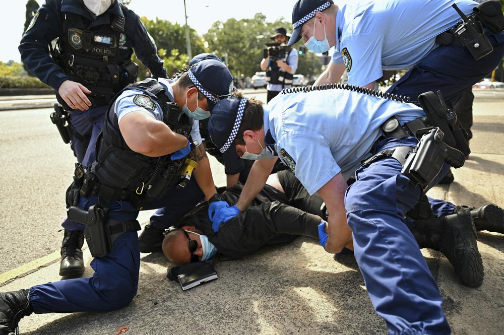 A polícia prende um homem durante um protesto anti-lockdown em Sydney, Austrália