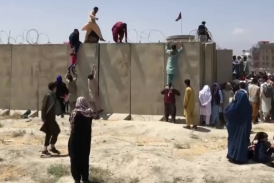 Afegãos tentando fugir pelo aeroporto
