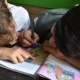 Crianças lendo