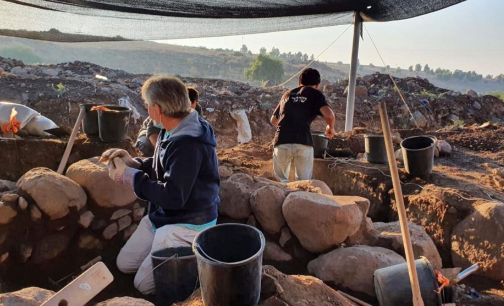 Arqueólogos em escavação
