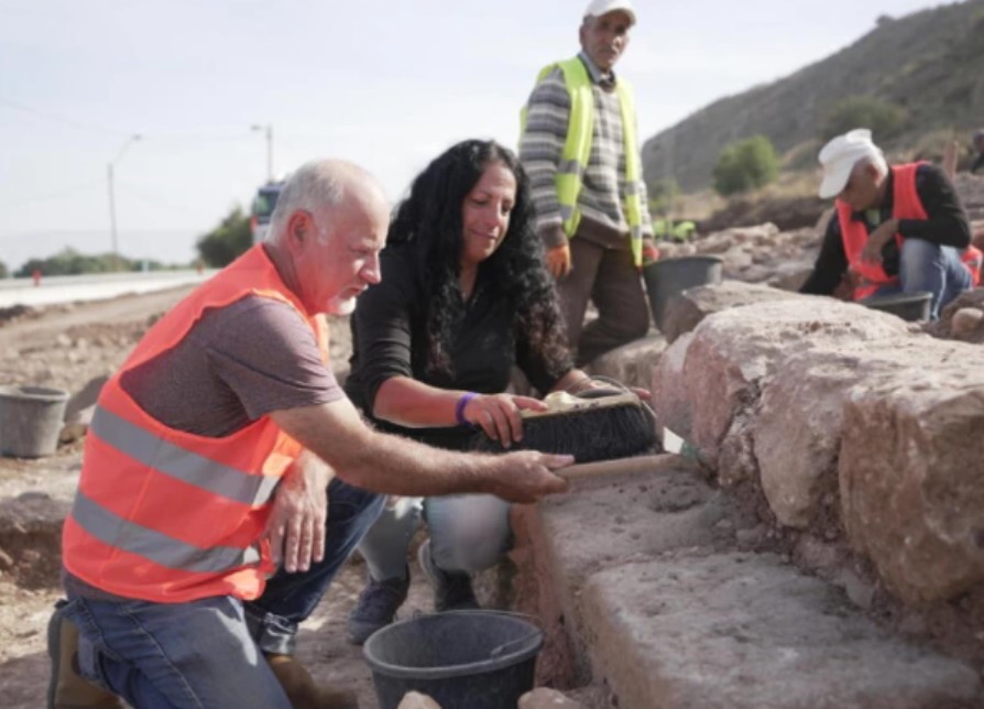 Arqueólogos trabalham na sinagoga