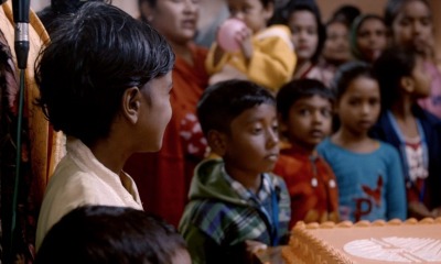 Bilji (à esquerda) celebra aniversário pela primeira vez