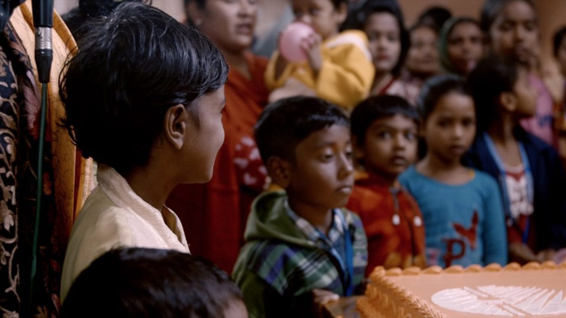Bilji (à esquerda) celebra aniversário pela primeira vez