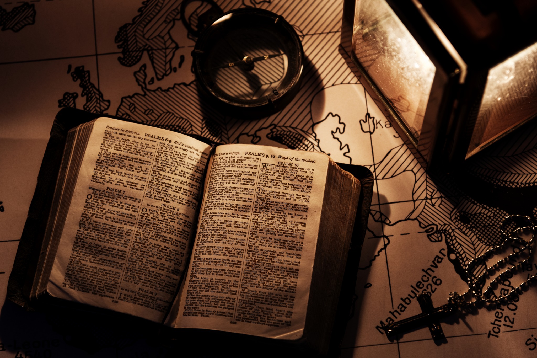 Bíblia com mapa sobre a mesa