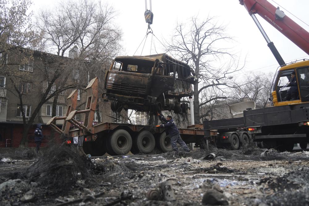 Caminhão militar queimado durante confrontos