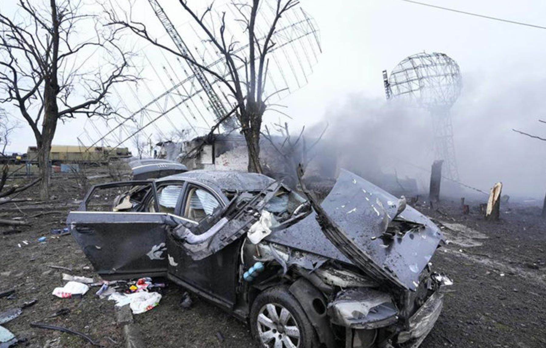 Carro destruído na Ucrânia