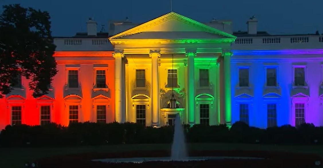 Casa Branca com as cores da bandeira LGBT