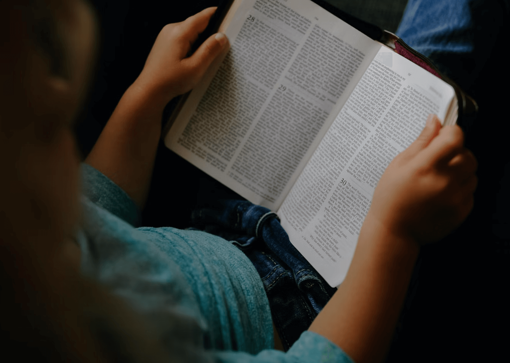Criança lendo a Bíblia