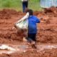 Criança trabalhando na lama
