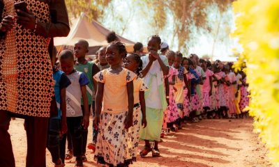 Crianças de Burkina Faso recebem presentes