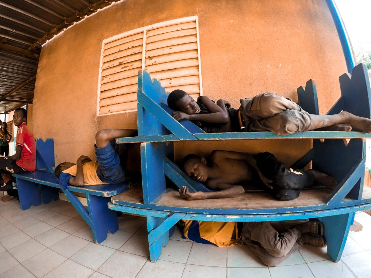 Crianças dormem em bancos em Burkina Faso