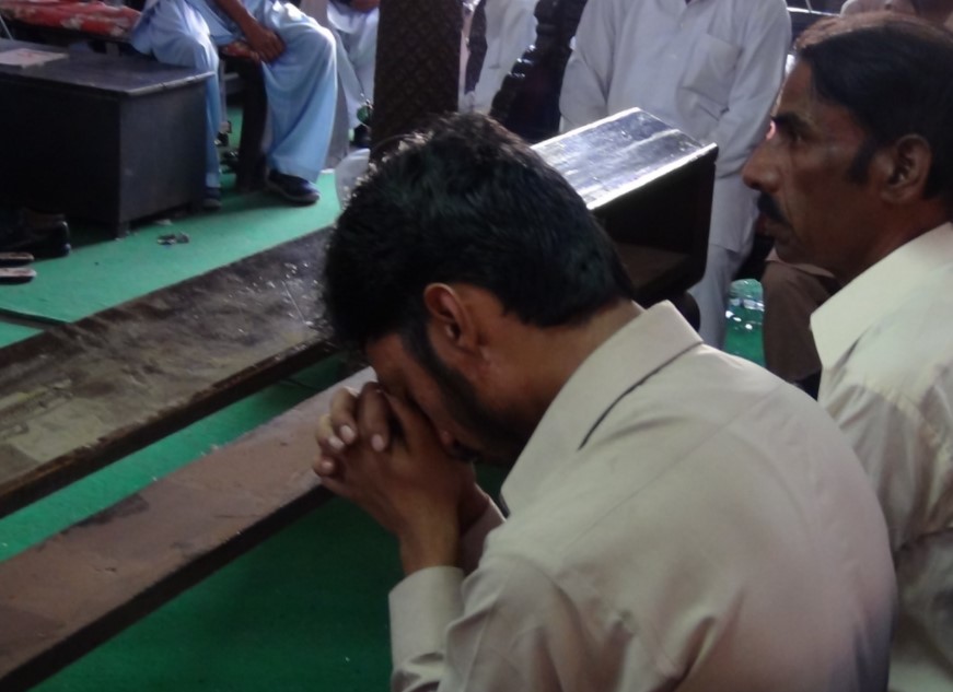 Cristão paquistanês orando