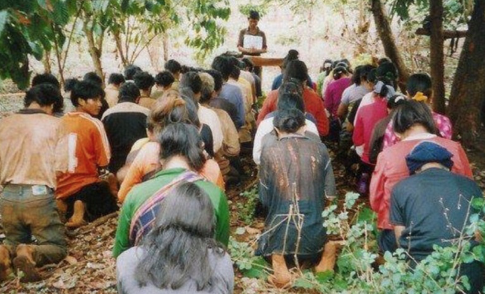 Cristãos fazem culto ao ar livre no Laos