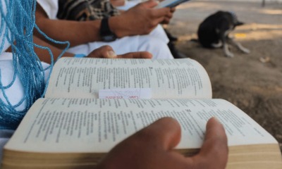 Cristãos na Colômbia leem a Bíblia
