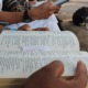 Cristãos na Colômbia leem a Bíblia