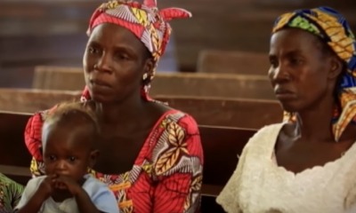 Cristãs da África dentro de igreja