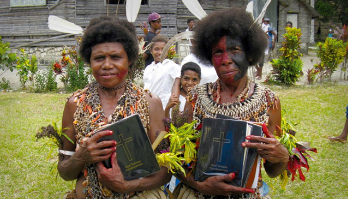 Cristãs exibem novas traduções da Bíblia