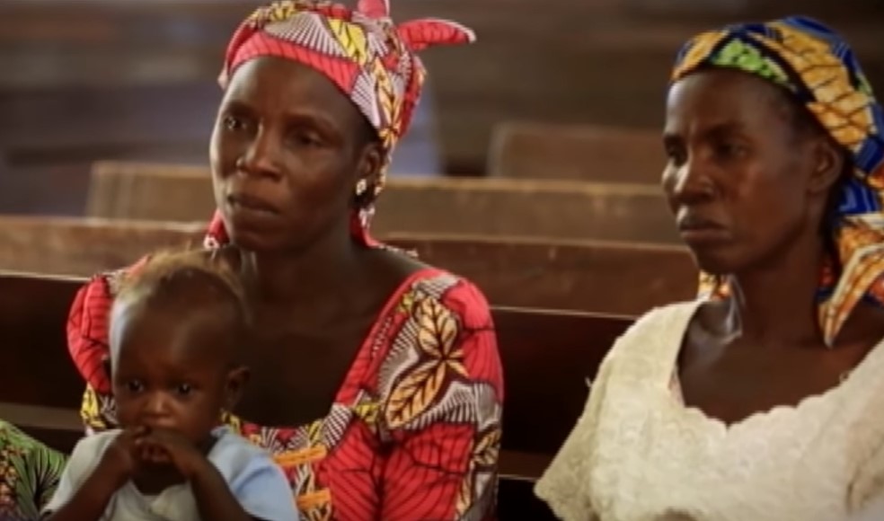 Cristãs da África dentro de igreja