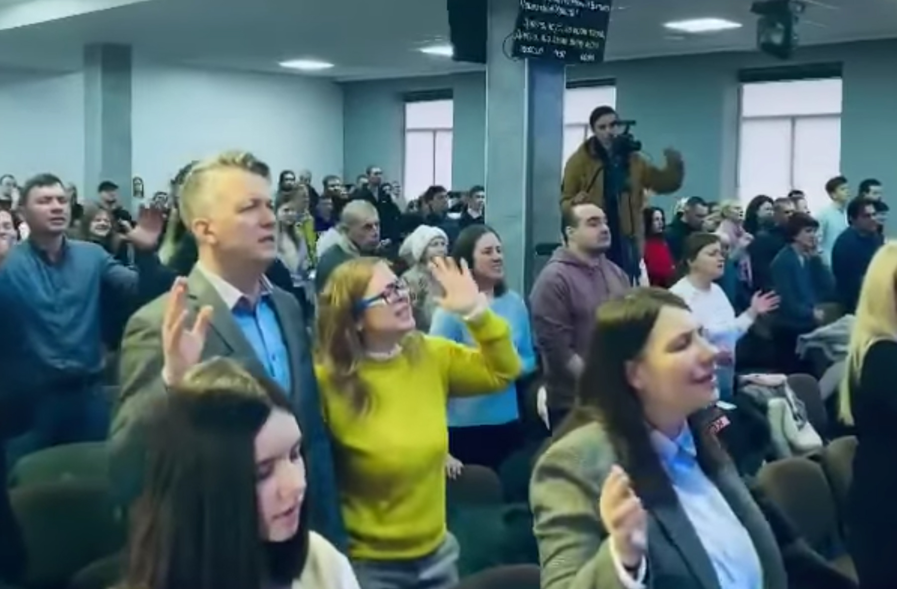 Culto em igreja ucraniana