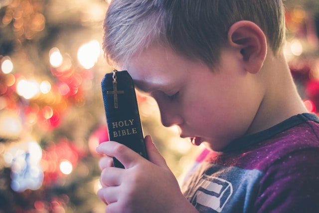 Criança com a Bíblia na mão