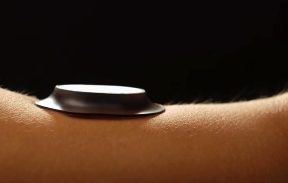 Dispositivo implantado na pele