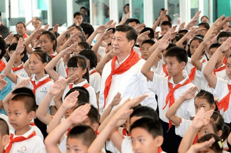 Ditador Xi Jinping com as crianças