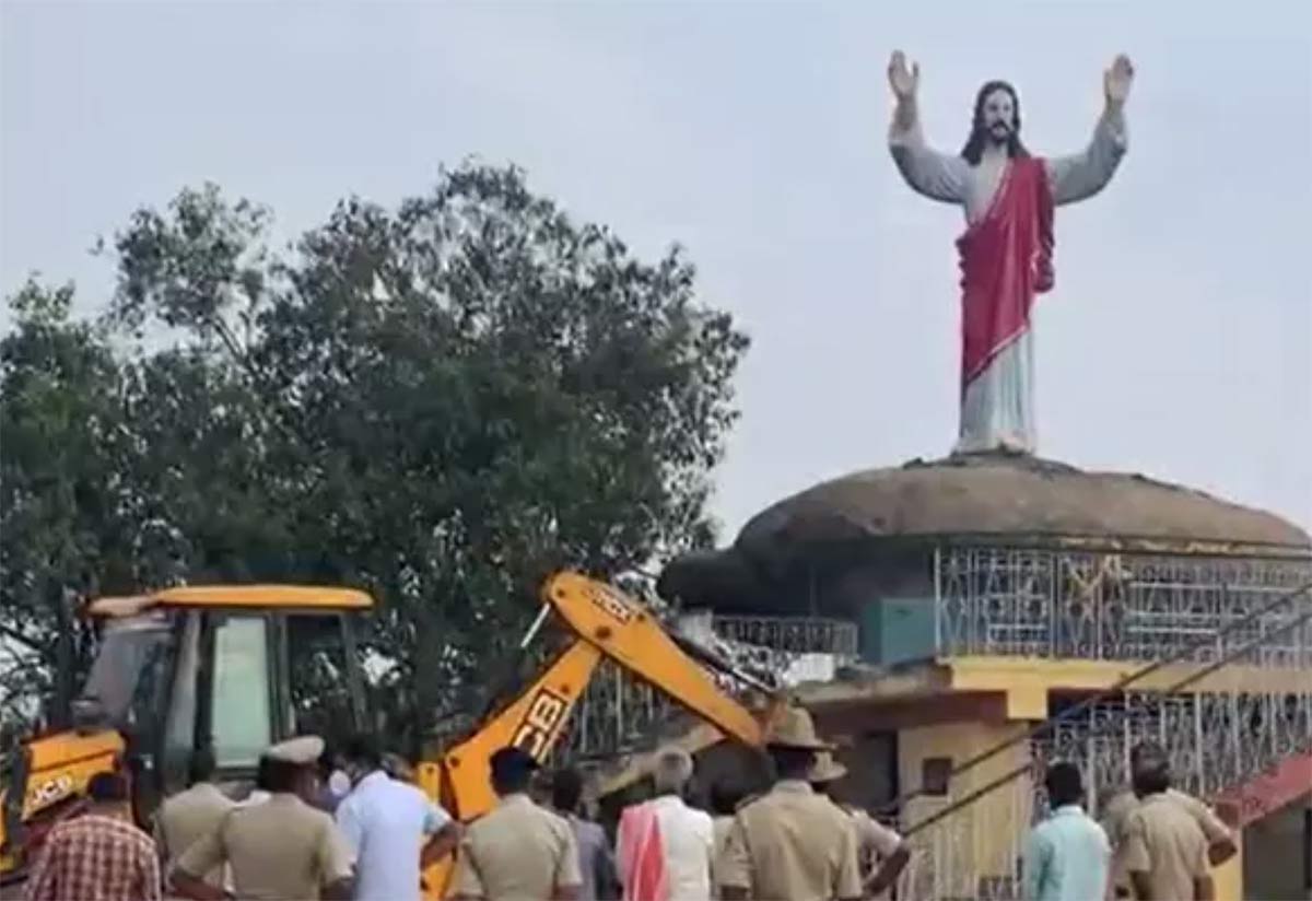 Estátua representando Jesus Cristo sendo derrubada na Índia