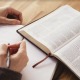 Cristão estudando a Bíblia