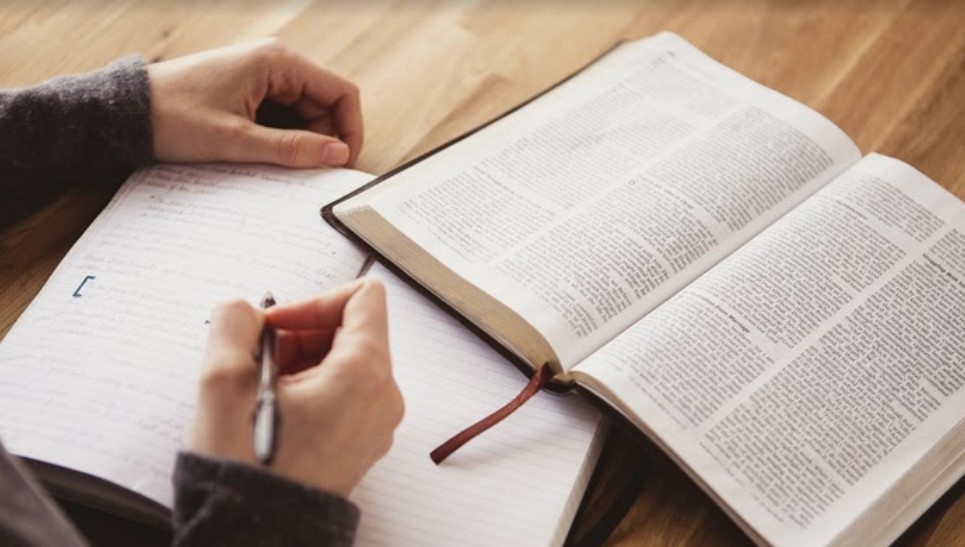 Cristão estudando a Bíblia