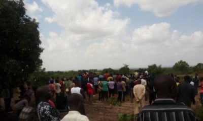 Moradores assistem a um enterro em massa para 17 pessoas mortas em um ataque