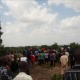Moradores assistem a um enterro em massa para 17 pessoas mortas em um ataque