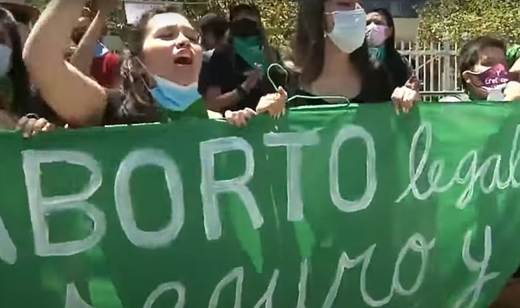 Feministas chilenas fazem manifestação por aborto
