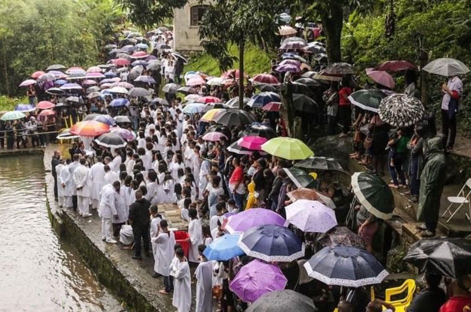 Fiéis acompanham batismo da AD Madureira ao ar livre
