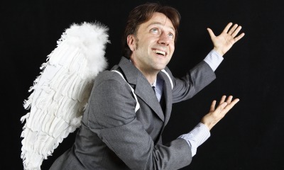 Homem se fingindo de anjo