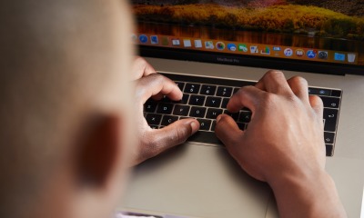 Homem usando o computador