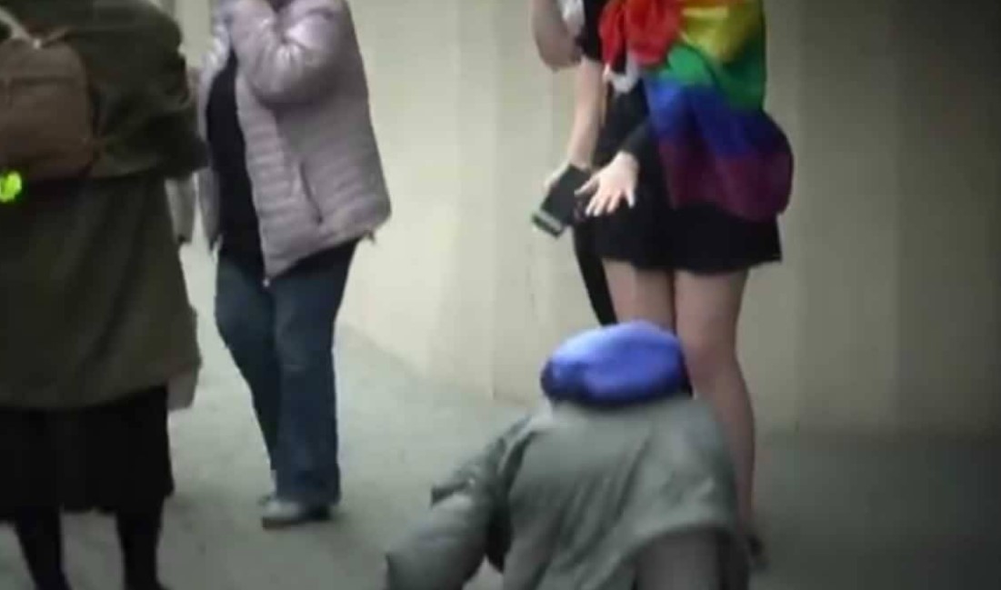 Idosa beija os pés de ativista homossexual