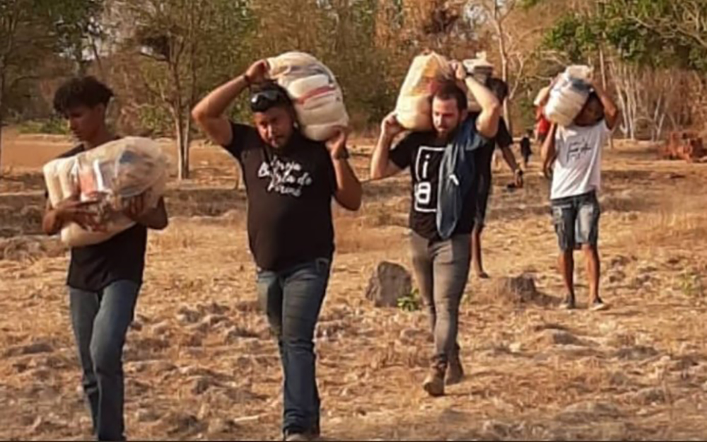 Voluntários da Batista Poconé entregam alimentos