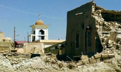 Igreja próxima aos escombros da guerra