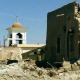 Igreja próxima aos escombros da guerra