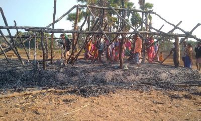 Cristãos na igreja destruída na Índia