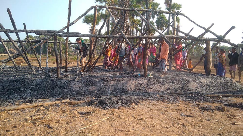 Cristãos na igreja destruída na Índia