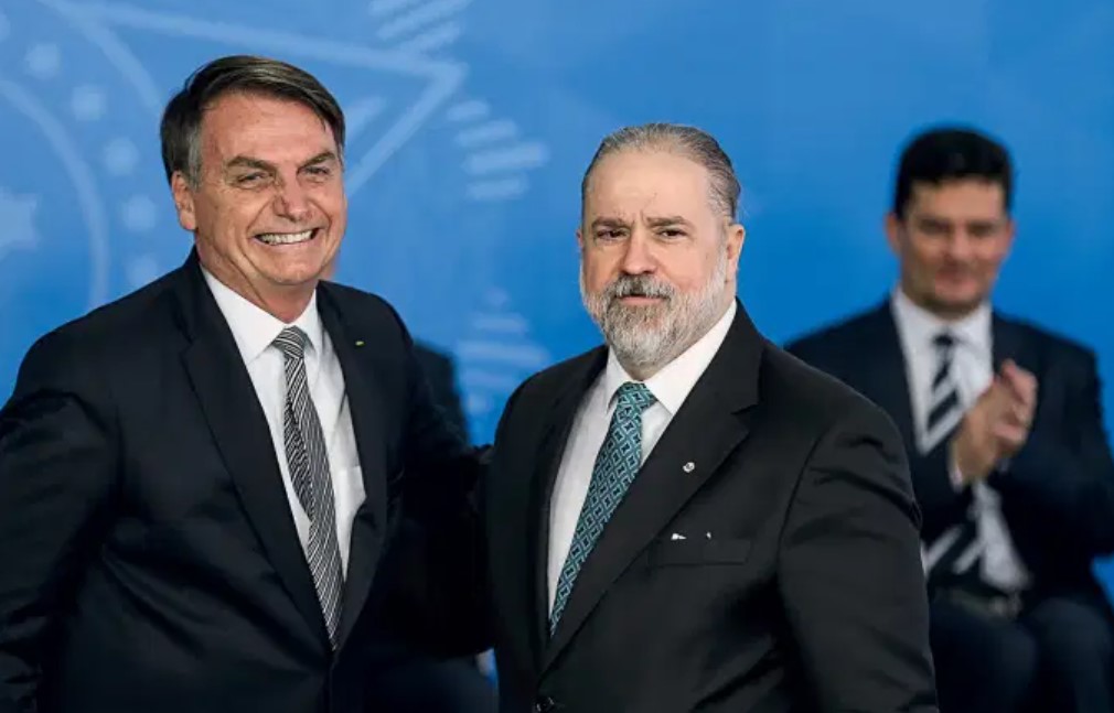 Jair Bolsonaro, Augusto Aras e Sergio Moro ao fundo