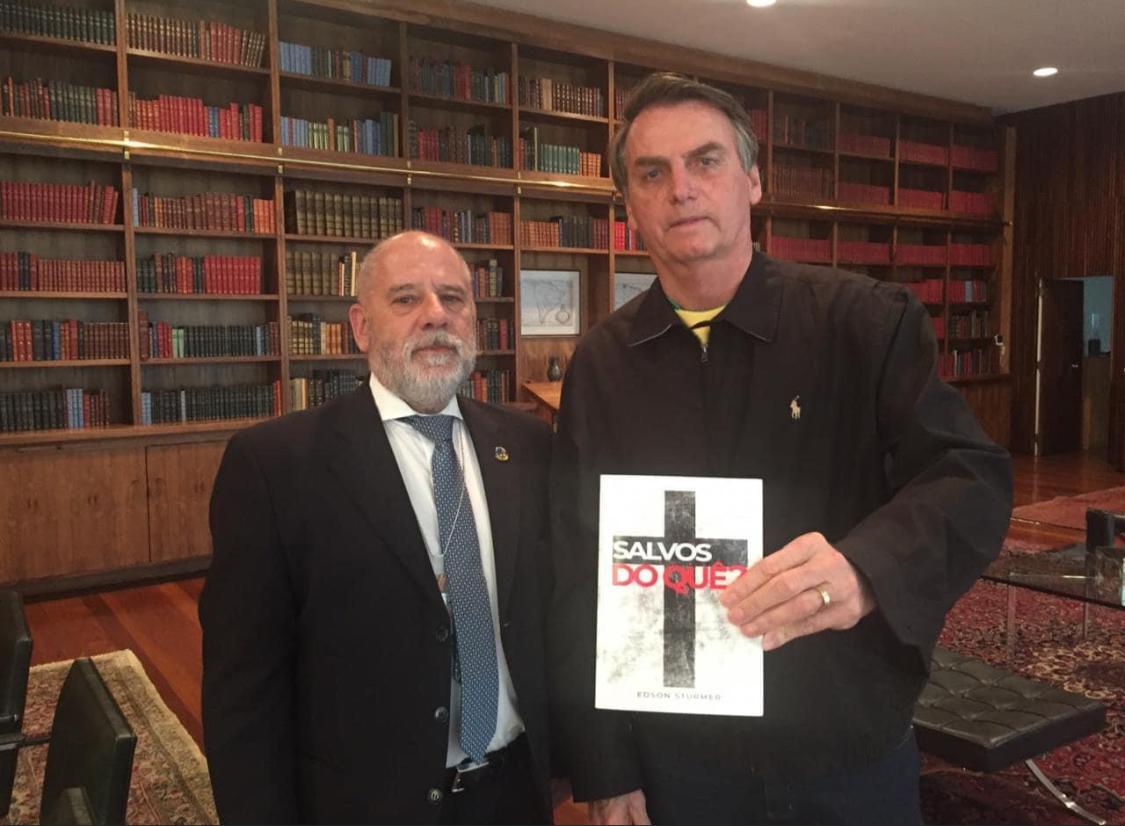 Jair Bolsonaro com o livro Salvos do quê