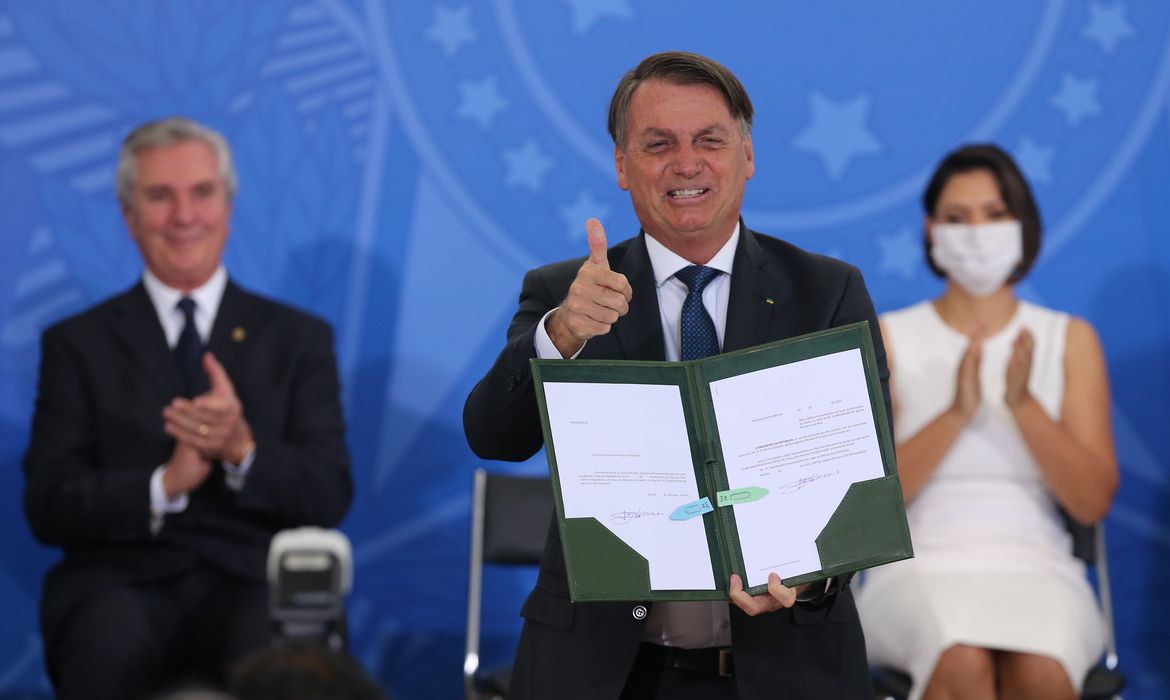 Jair Bolsonaro contrata vacinas