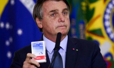 Jair Bolsonaro exibe medicamento