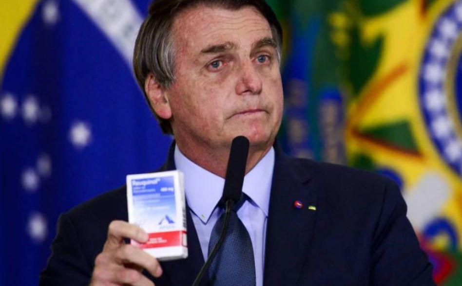 Jair Bolsonaro exibe medicamento